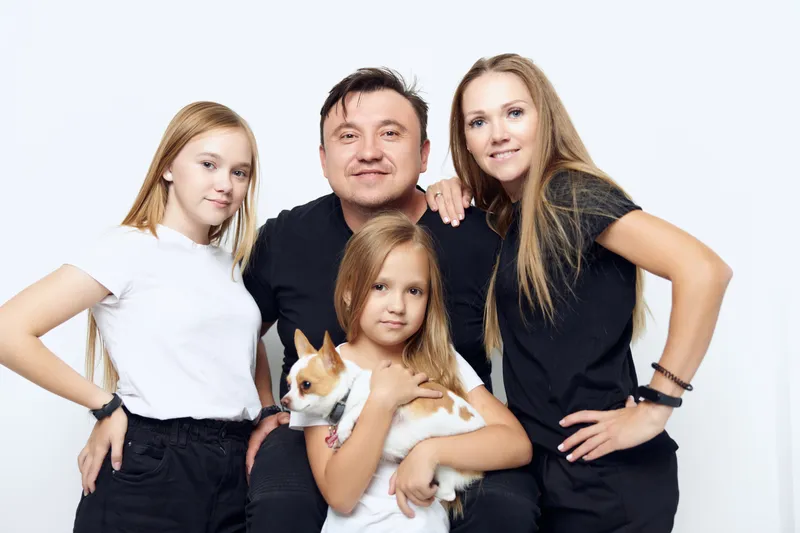 Семейное фото с собакой: дружеские объятия и радость