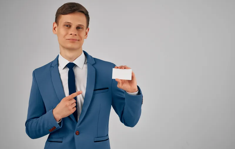 Деловой мужчина в костюме ведёт официальное общение, финансовый профессионал