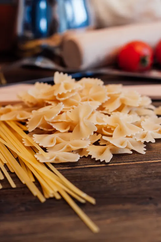 Паста с пармезаном, изысканная итальянская кухня, соус из помидоров черри