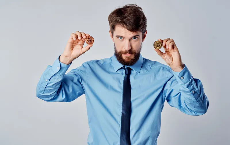 Бизнесмен в рубашке с галстуком, криптовалюта Bitcoin, эмоции, успех