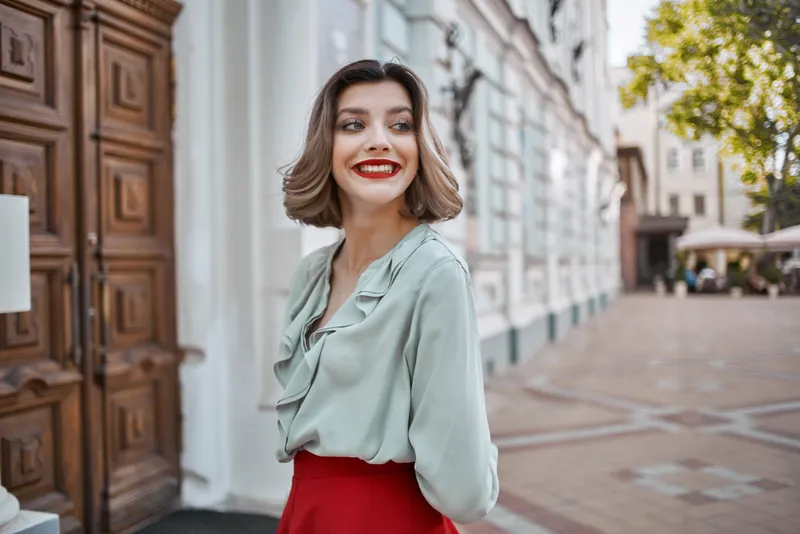 Симпатичная женщина на улице с красными губами, прогуливается на свежем воздухе, образ жизни