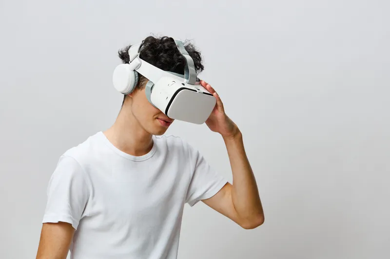 Молодой человек погружён в опыт виртуальной реальности в стильных VR-очках