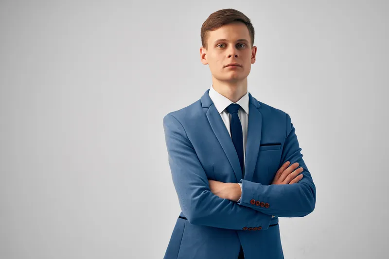 Деловой мужчина в костюме в офисе менеджеров на официальном светлом фоне