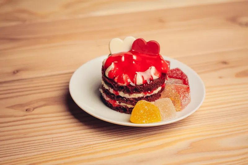 Круглый красный торт; сладости, десерт, закуска; вид сверху