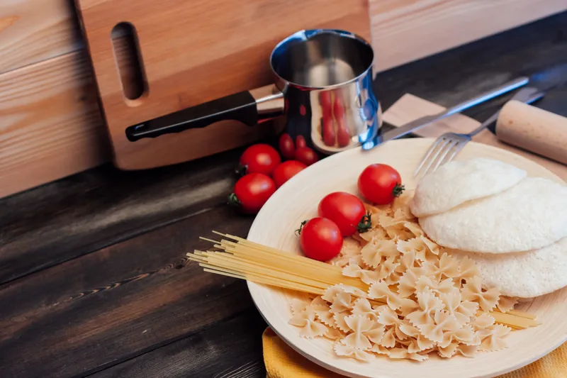 Паста, итальянская кухня, обед, приготовление пищи на деревянном столе