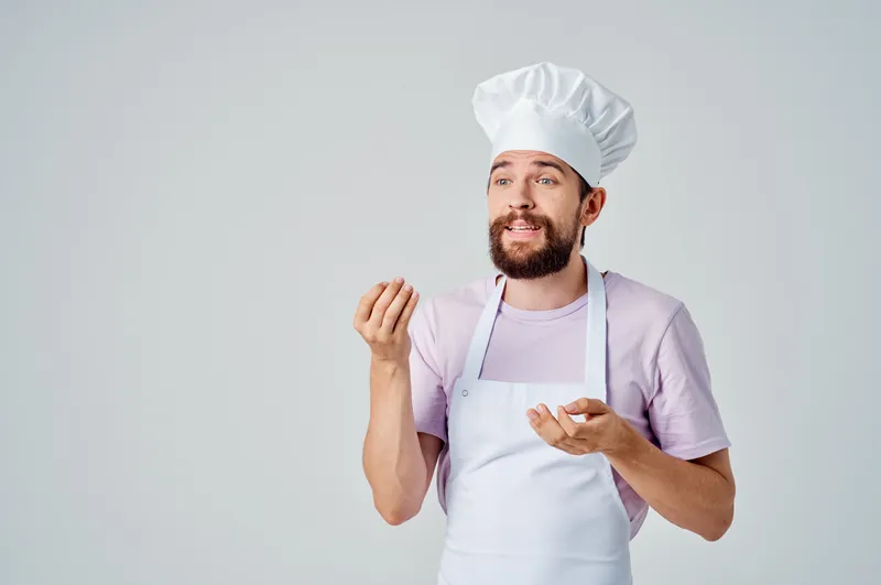 Шеф-повар-мужчина на профессиональной кухне, гурманская кулинария