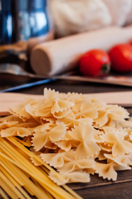 Приготовление итальянской кухни: на кухонном столе лежит мука и другие продукты