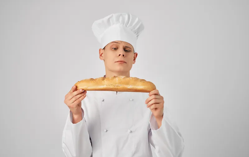 Шеф-повар готовит продукты, ресторан, профессиональный образ жизни, серый фон