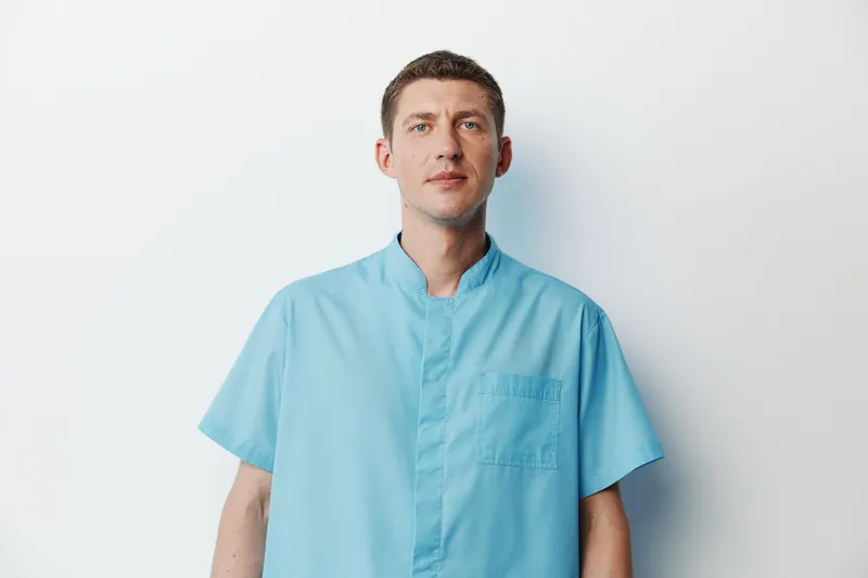 Человек, мужчина, взрослый, парень, привлекательный, красивый, молодой человек, фон, улыбка, модель, фон, кавказец, образ жизни, счастливый, рубашка, белый, мода, лицо, стоит, смотрит, портрет