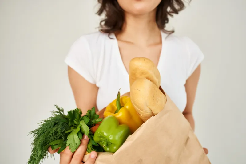 Женщина с пакетом продуктов, здоровое питание, овощи в супермаркете