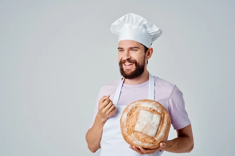 Мужчина в поварской форме работает, занимается кулинарией и выпечкой, сервис