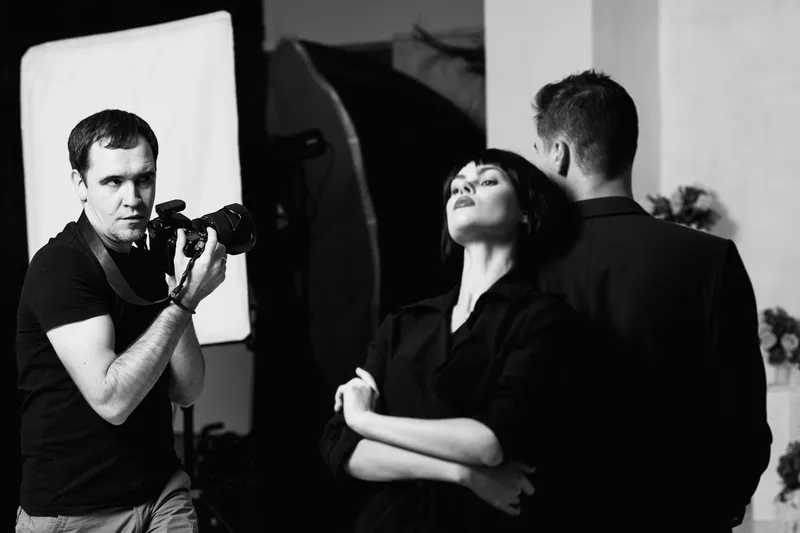 Женщина и мужчина позируют фотографу
