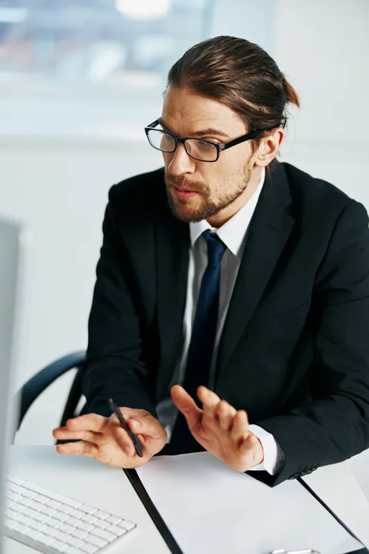 Офисный работник в костюме, работа в офисе, телефон, технологии