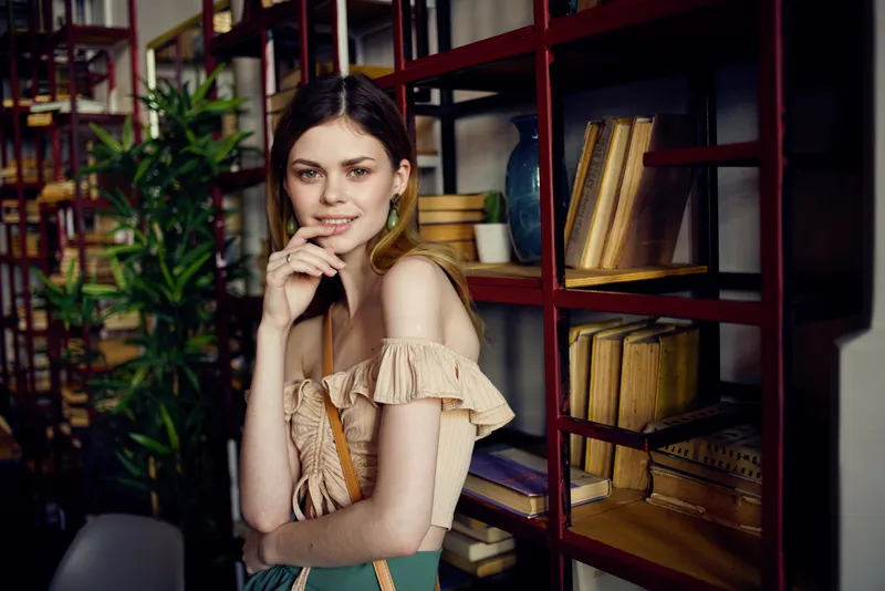 Симпатичная женщина в кафе с книгами, отдых в интерьере ресторана, образ жизни