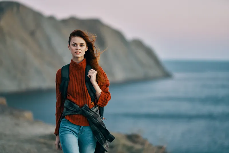 Счастливая женщина-туристка путешествует у моря в горах, крупный план