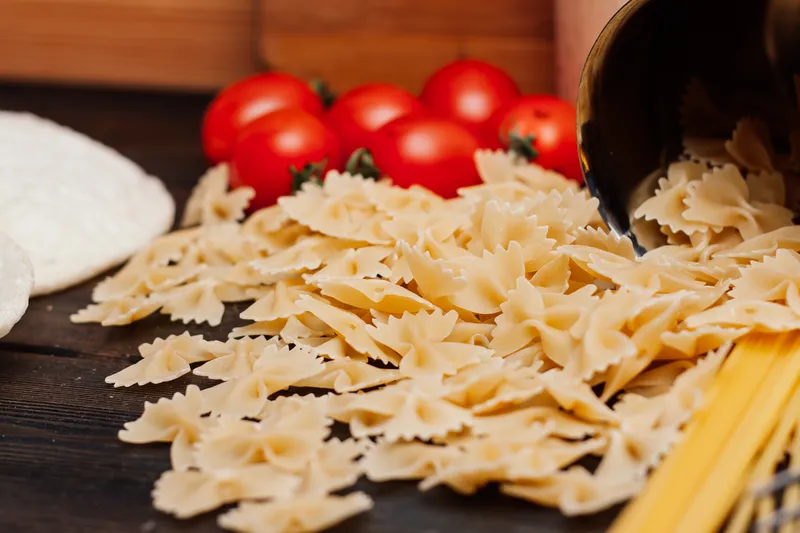 Ингредиенты для итальянской пасты: кулинария, соус, деревянный стол