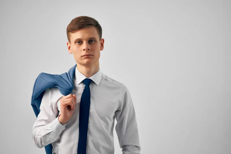 Деловой мужчина с пиджаком на плече, офис, профессионализм, уверенность в себе