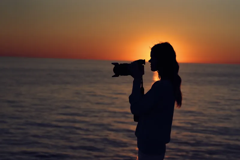 Женщина-фотограф у моря на закате, пейзаж, макросъемка