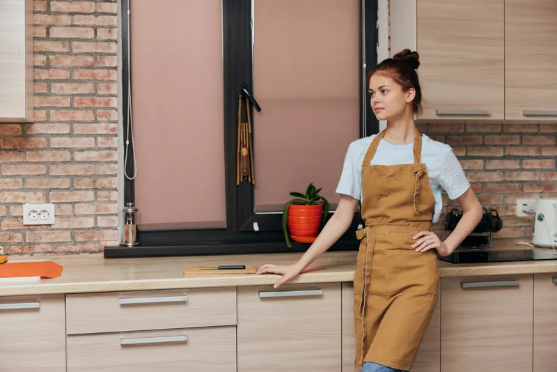 Женщина в фартуке на кухне, домашние дела, образ жизни