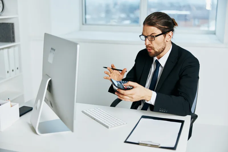 Офисный работник, официальное лицо, работает за компьютером, начальник