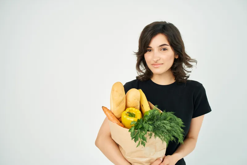 Женщина с пакетом продуктов, доставка покупок, овощи