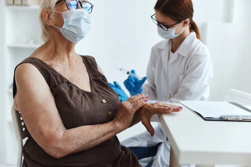 Пациент и врач, шприц для инъекций, вакцинный паспорт в больнице