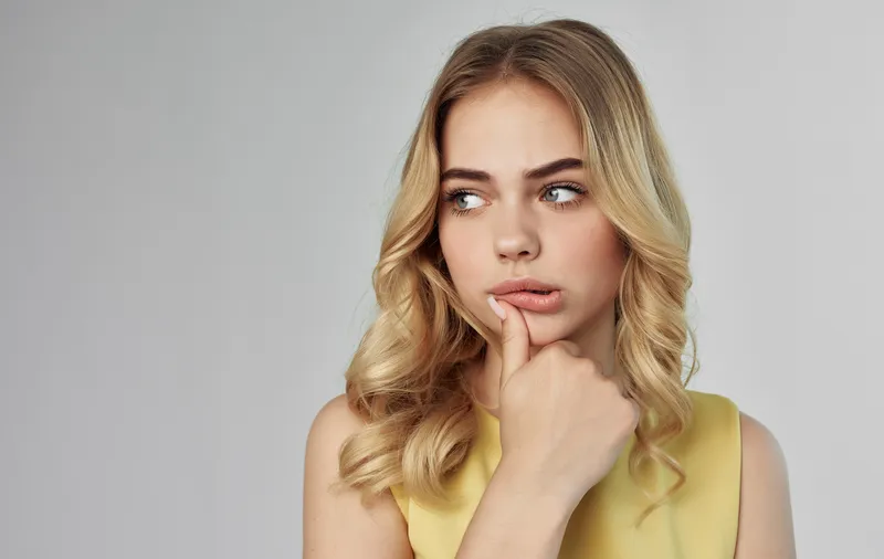 Симпатичная блондинка, эмоция, крупный план, макияж, студийная модель
