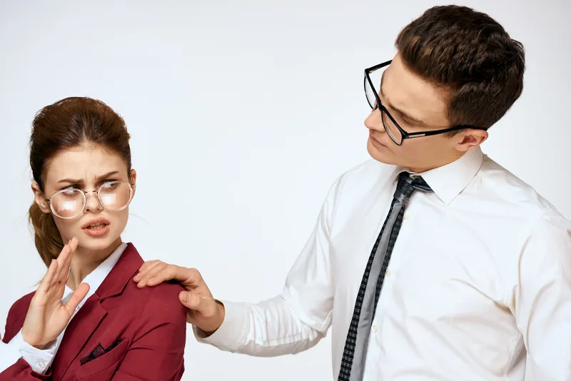 Мужчина и женщина, коллеги по работе, официальное общение, светлый фон