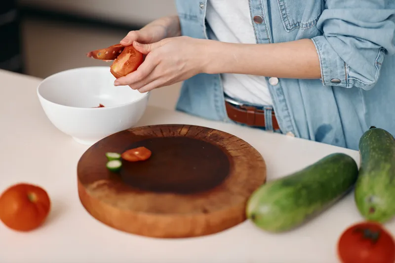 Вкусные искушения: женщина-шеф-повар готовит домашний клубничный торт на кухне ресторана