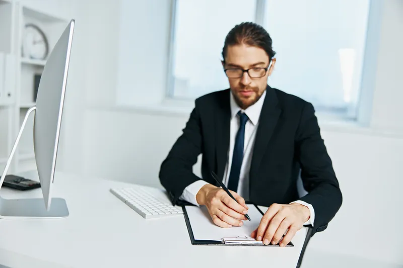 Офисный работник, официальное лицо, работает за компьютером, начальник