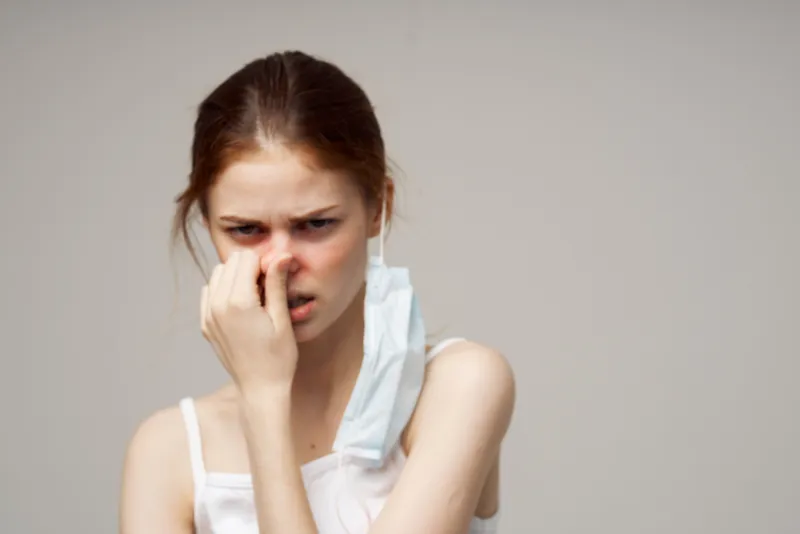 Женщина в медицинской маске, простуда, изолированный фон