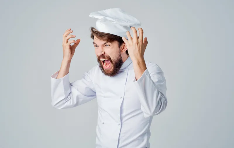 Бородатый мужчина в рабочей форме, профессия, кухня, изолированный фон