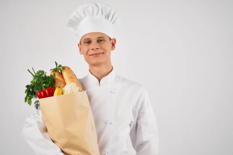 Мужчина с пакетом продуктов выполняет работу по доставке из супермаркета