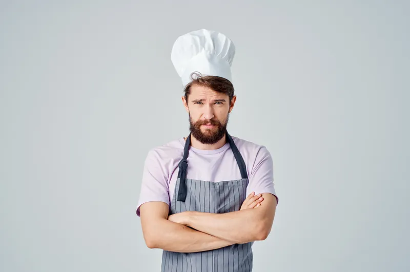 Мужчина в поварской форме, кулинарная профессия, работа в индустрии
