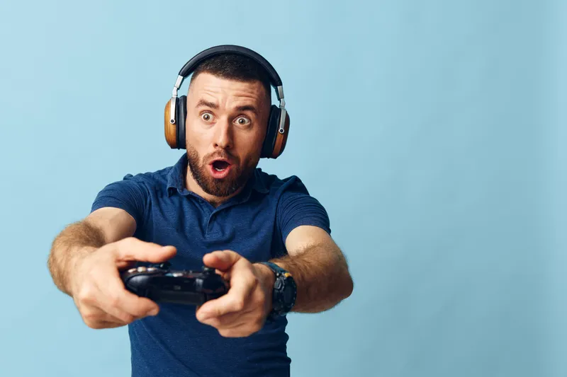 Джойстик, мужчина, развлечение, играющий, игра, веселье, игрок, образ жизни, выражение лица, молодой, счастливый, взрослый, консоль, волнение, мужчина, видео, геймер, контроль, радость, держащий…