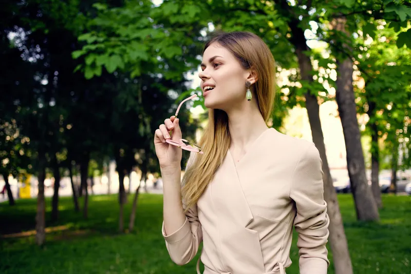 Красивая женщина гуляет по парку этим летом