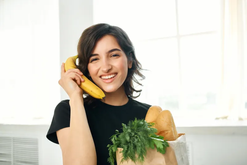 Женщина на кухне с пакетом продуктов, готовит еду, доставка еды, здоровье