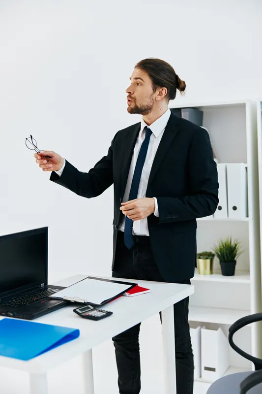 Менеджер с официальными документами, работа в офисе, руководитель