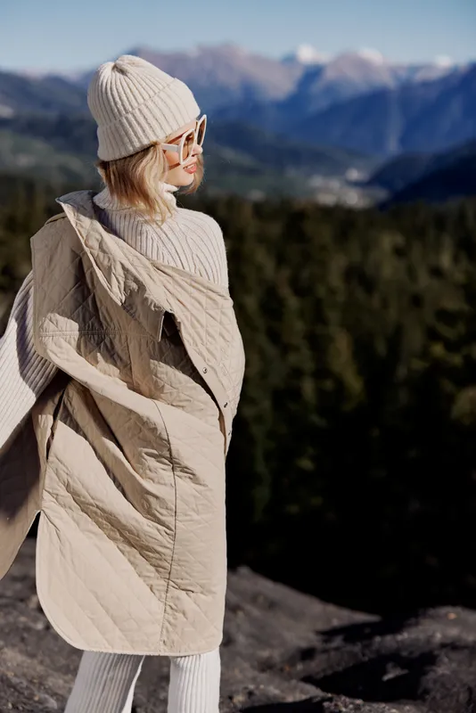 Женщина в модных очках на вершине горы, вокруг природа, ощущение свободы и красивый пейзаж