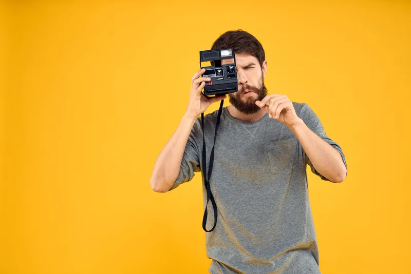 Фотограф-мужчина с профессиональным фотоаппаратом