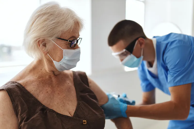 Пациент и врач в больнице, вакцинация от COVID-19, паспорт здоровья