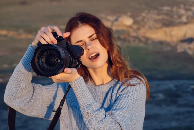 Красивая женщина-фотограф на открытом воздухе, работающая с пейзажем и природой, профессионал