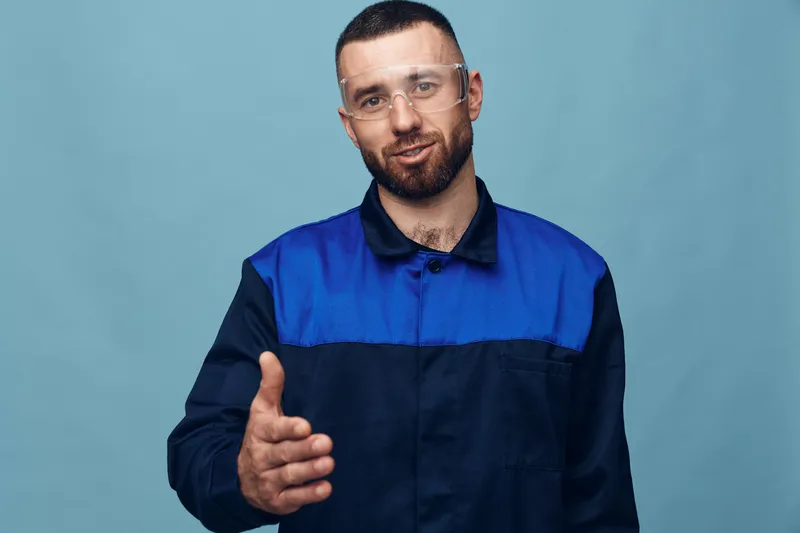 Белая модель, изолированная на фоне