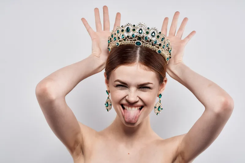 Красивая женщина с обнаженными плечами, украшениями и косметикой, привлекательный взгляд крупным планом, образ жизни