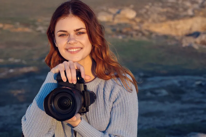 Привлекательная женщина-фотограф на открытом воздухе, пейзаж, природа, профессионалы