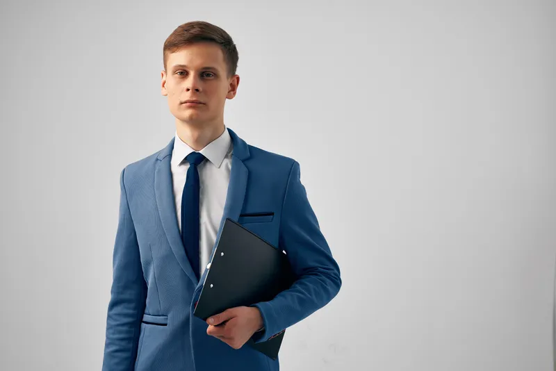 Бизнесмен с документами занимается офисной работой