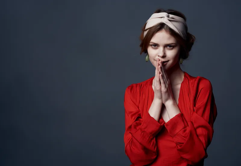 Элегантная женщина в красном платье, тюрбан и украшение на голове модели
