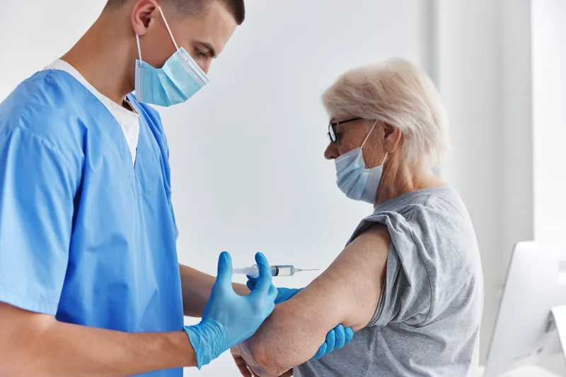 Врач и пациент, вакцинация в плечо, паспорт вакцинации, иммунизация, безопасность