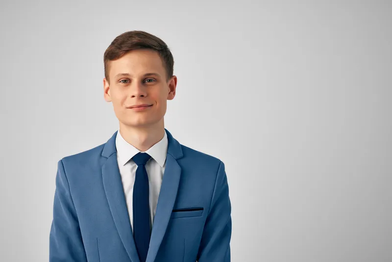 Мужчина в пиджаке и галстуке, уверенность в себе, профессионал на изолированном фоне