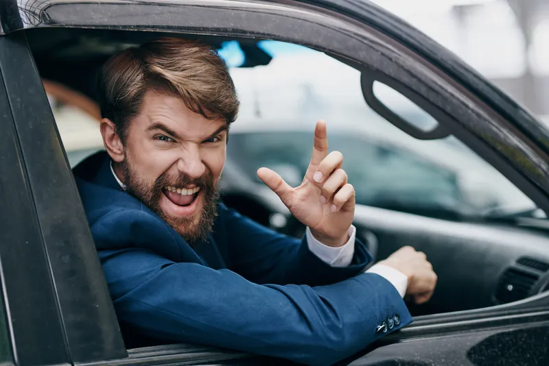 Мужчина в костюме выглядывает из окна автомобиля, путешествие, транспорт